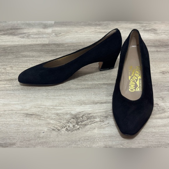 Salvatore Ferragamo VINTAGE RARE Black Suede Pumps Heels Size 5 WORN ONCE - Picture 2 of 11